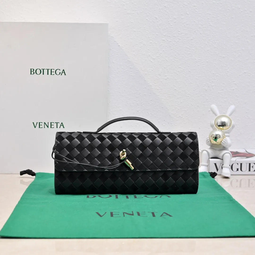 Batch 1360 #Bv New Deerskin Clutch 🎈 The deerskin brown bag with extra points for autumn and winter is so beautiful~🍂 Made of classic woven sheepskin and deerskin, it looks like Maillard for autumn and winter🤎 It can be held by hand, carried by hand or carried under the arm. The metal knot embellishment exudes temperament and nobility~ , equipped with a zipper compartment inside, it is a good companion for your daily life🧑‍❤️‍💋‍🧑, whether you are walking on the red carpet or attending a dinner, it will add a unique charm to you💞 Model: 1511 Size: 31x13x3